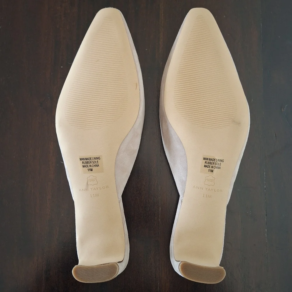 ANN TAYLOR Natural Suede Gold Buckle Mule Pumps -  Size 11 - Picture 4 of 7